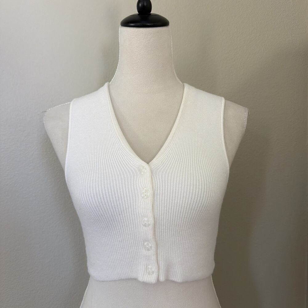BDG UO Giselle Cropped Sweater Vest Size Small Cream Ribbed Button Front Casual